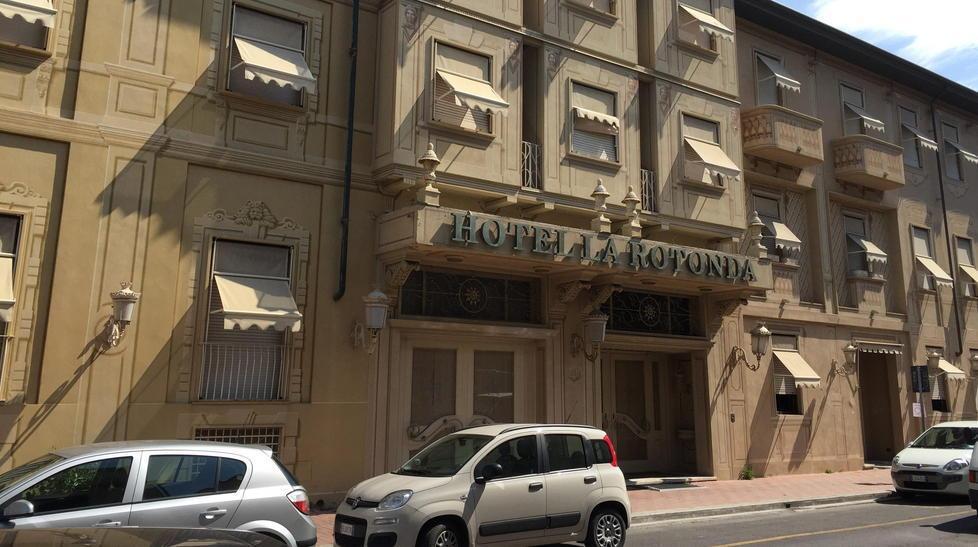 La carta da pacchi al portone segna la fine de “La Rotonda”
