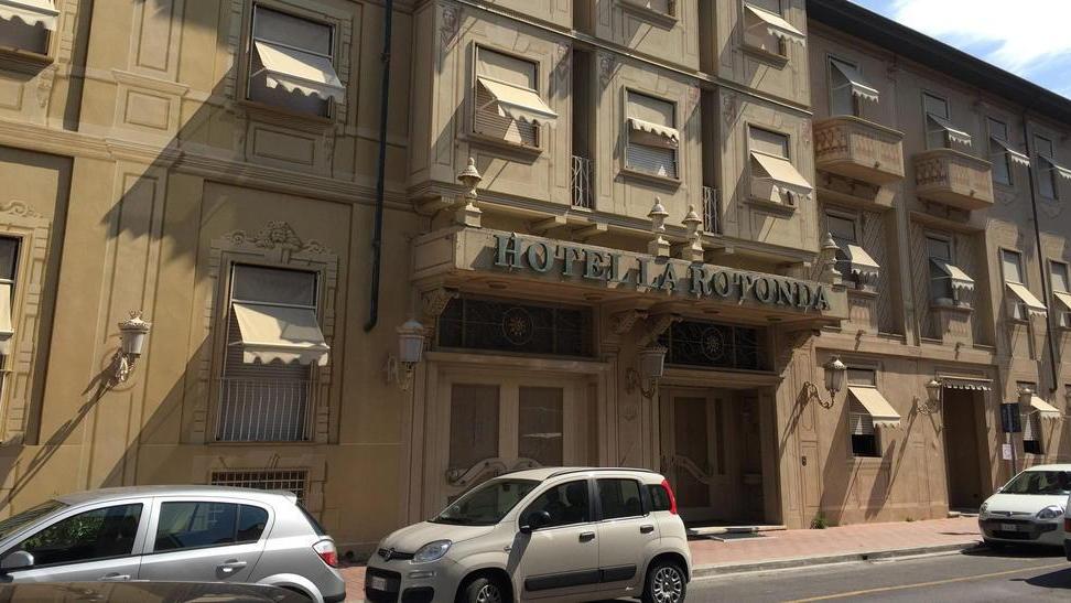 La carta da pacchi al portone segna la fine de “La Rotonda”