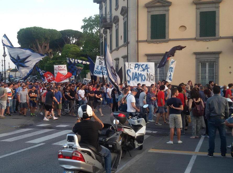 Crisi Pisa, Battini contestato sotto casa 