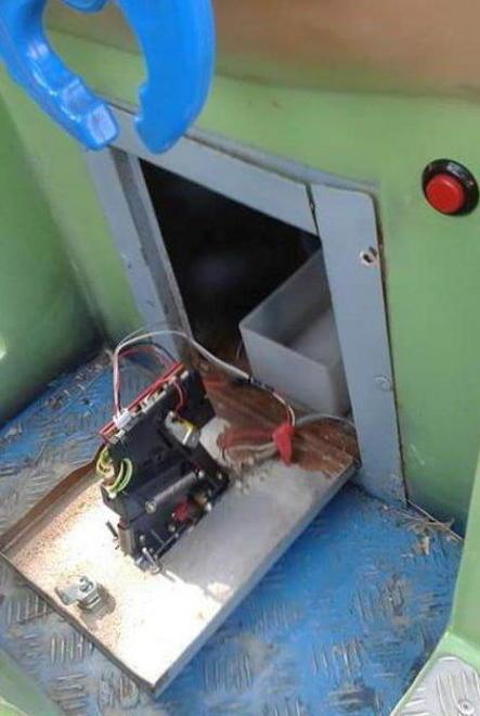 Ancora vandali: distrutti i giochi del Barrino e lampioni ko
