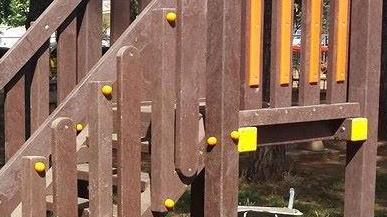 Altalene e scivoli per il parco dei bambini