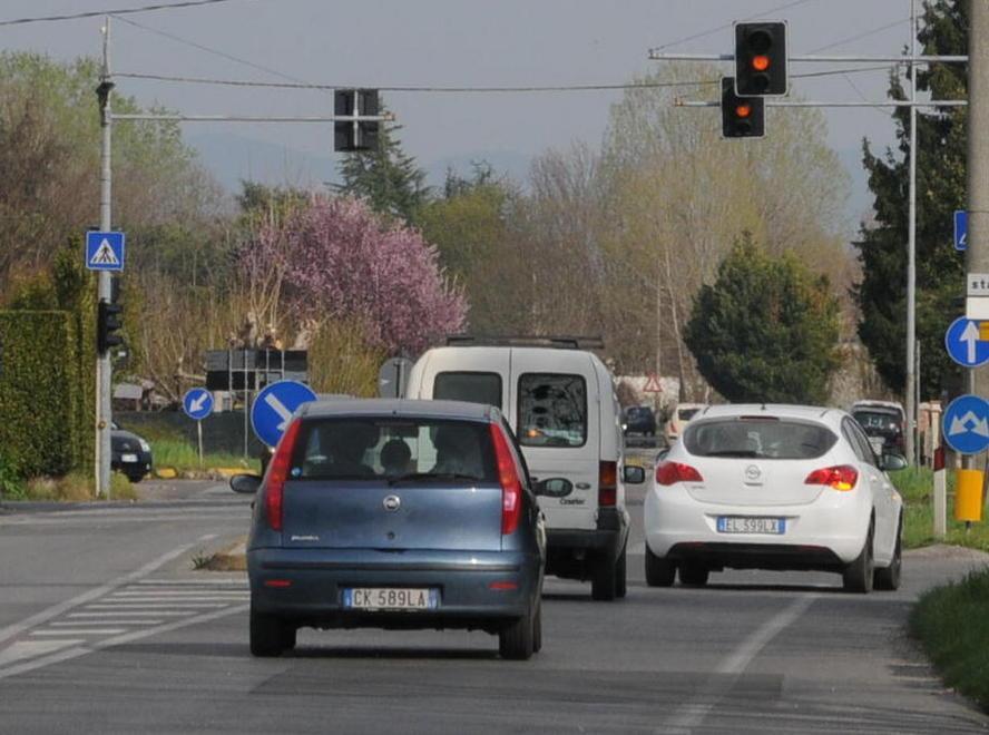 In via Chelini va messo il semaforo “intelligente”