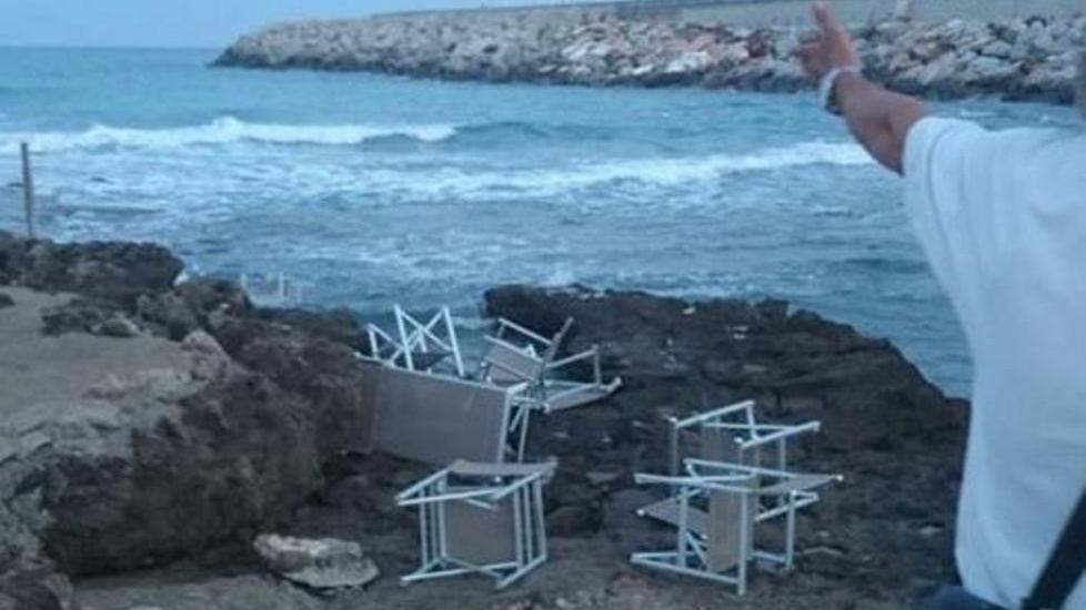 Buttati in mare sdraio e ombrelloni