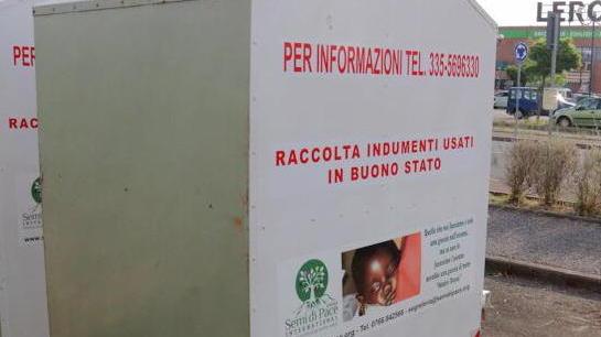In città cassonetti abusivi per raccogliere abiti usati