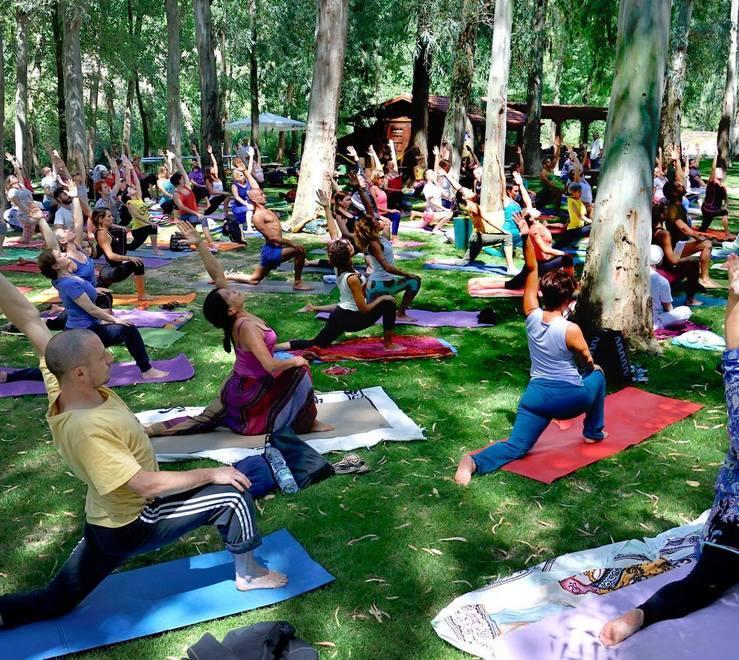 Oliena, folla per celebrare la giornata dello yoga 