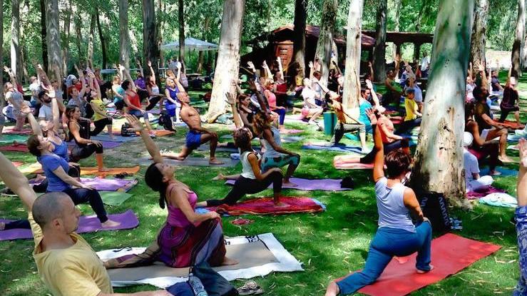 Oliena, folla per celebrare la giornata dello yoga