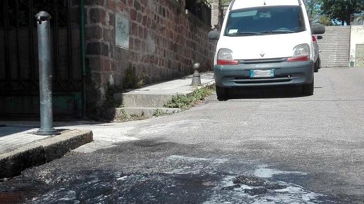 Via Martiri d’Ungheria, il fuoco distrugge un Suv