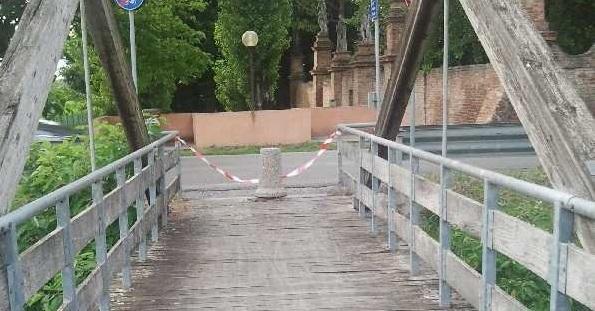 Assi spezzate nel ponte ciclabile 