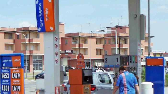 Il distibutore Ip «ripulito» dai ladri per 1500 euro