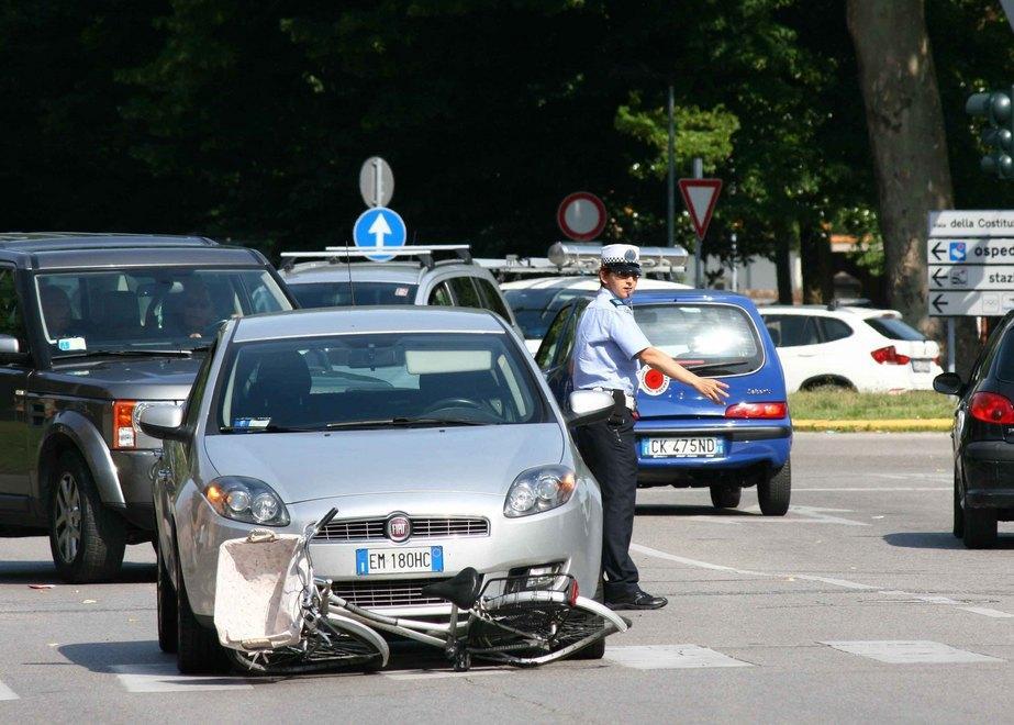 Travolti due ciclisti mentre attraversano