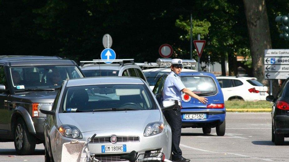 Travolti due ciclisti mentre attraversano