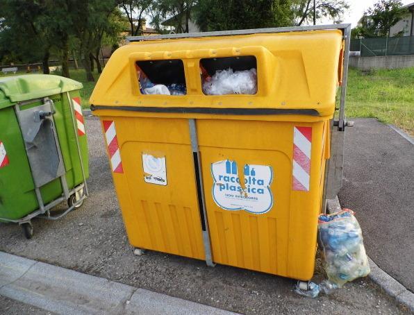 I cassonetti traboccano L’isola ecologica non va