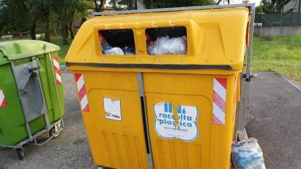 I cassonetti traboccano L’isola ecologica non va