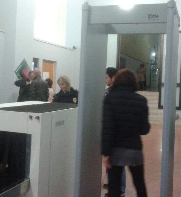 Col coltello in tribunale, bloccato 