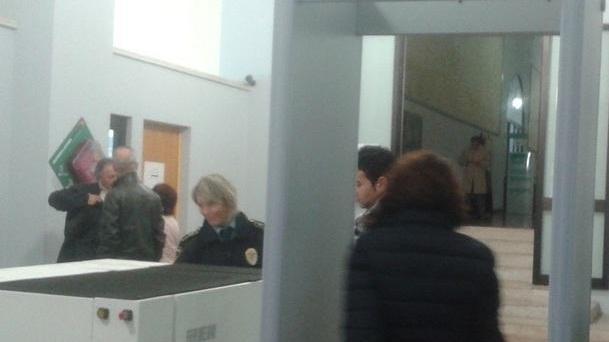 Col coltello in tribunale, bloccato