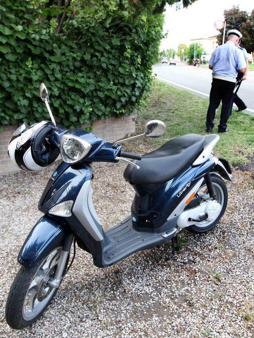 Incidente tra scooter, 17enne ferita 