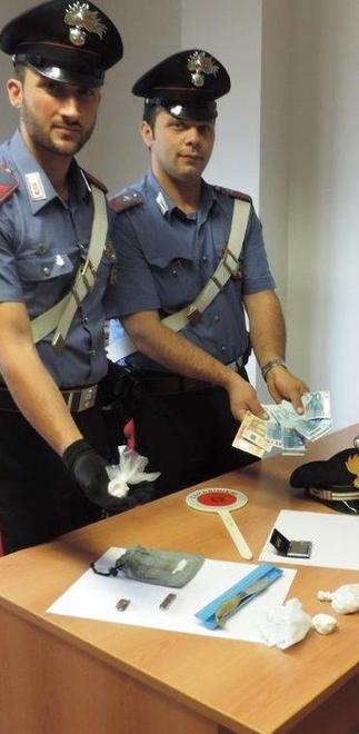 Spaccio di droga, coppia arrestata dosi di coca nascoste nel reggiseno