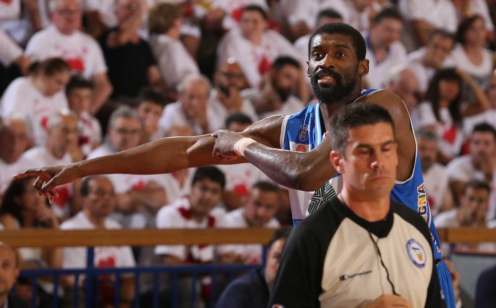 «Sei uno scimmione» Cori razzisti su Lawal 