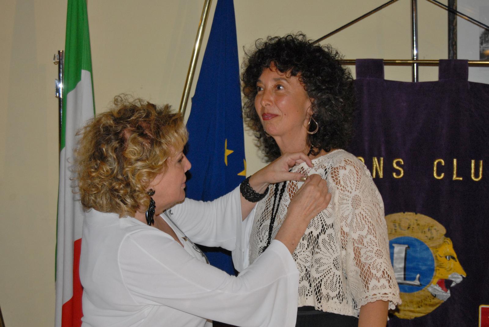 Guarducci consegna la spilla di presidente a Cristina Vignolini