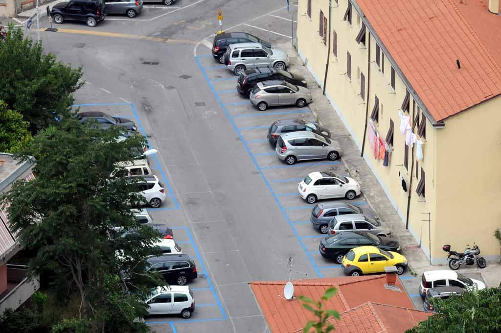 Strisce blu a Massa