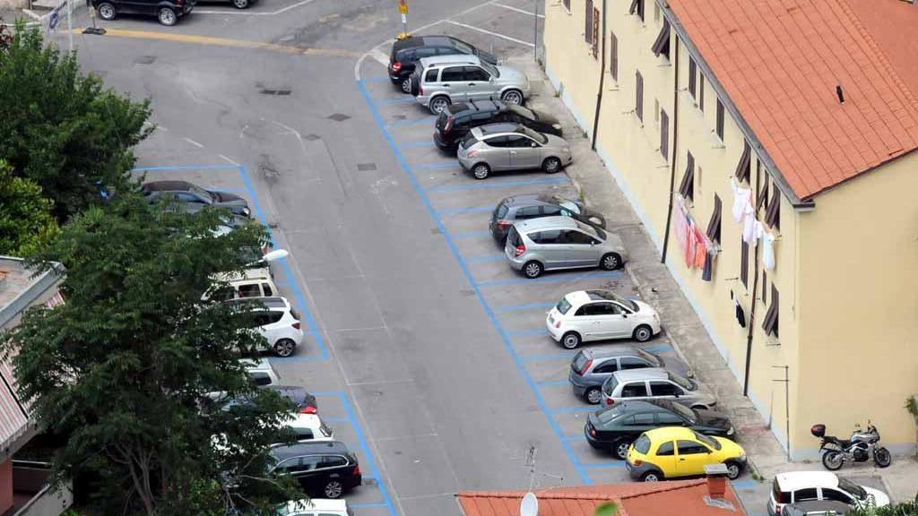 Strisce blu a Massa