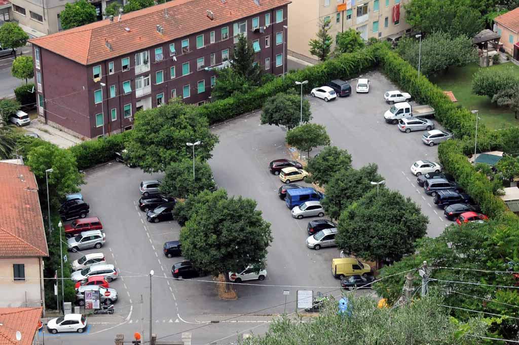 Strisce blu a Massa