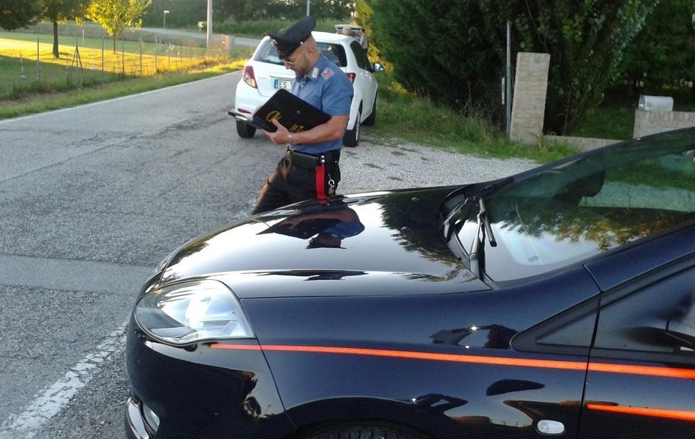 Trovato steso sulla strada «Mi hanno investito» 