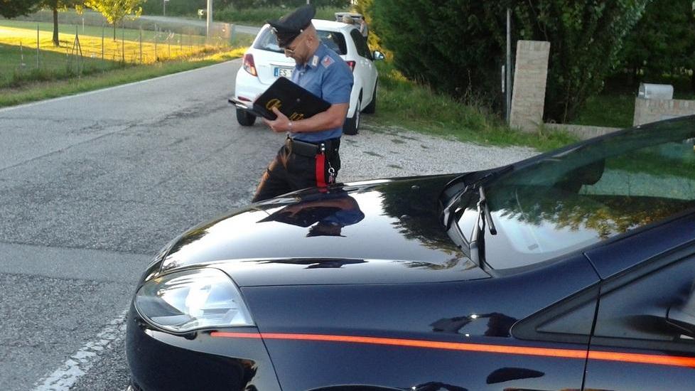 Trovato steso sulla strada «Mi hanno investito»