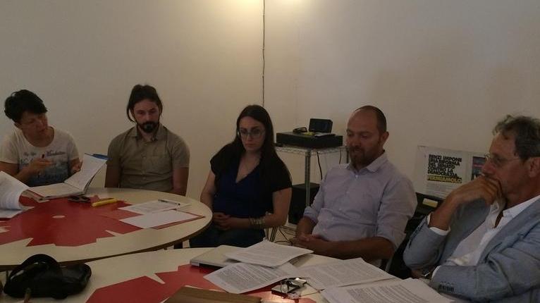 Da sinistra gli attivisti del M5s Pacini, Olivotto, Montanini, Gori e Fiori durante la conferenza stampa a Grosseto