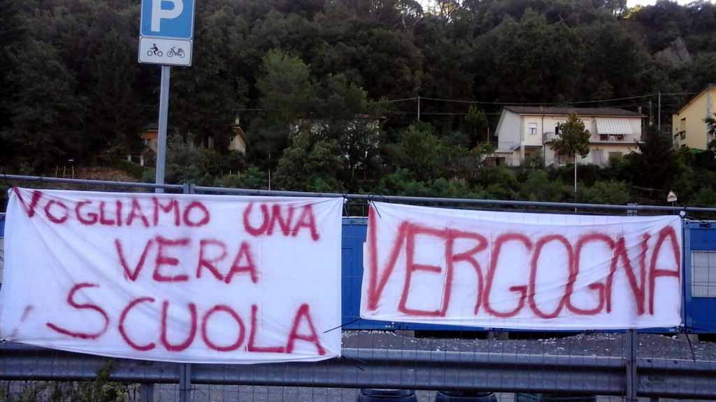 Striscione di protesta ad Aulla, al cantiere le le nuove scuole