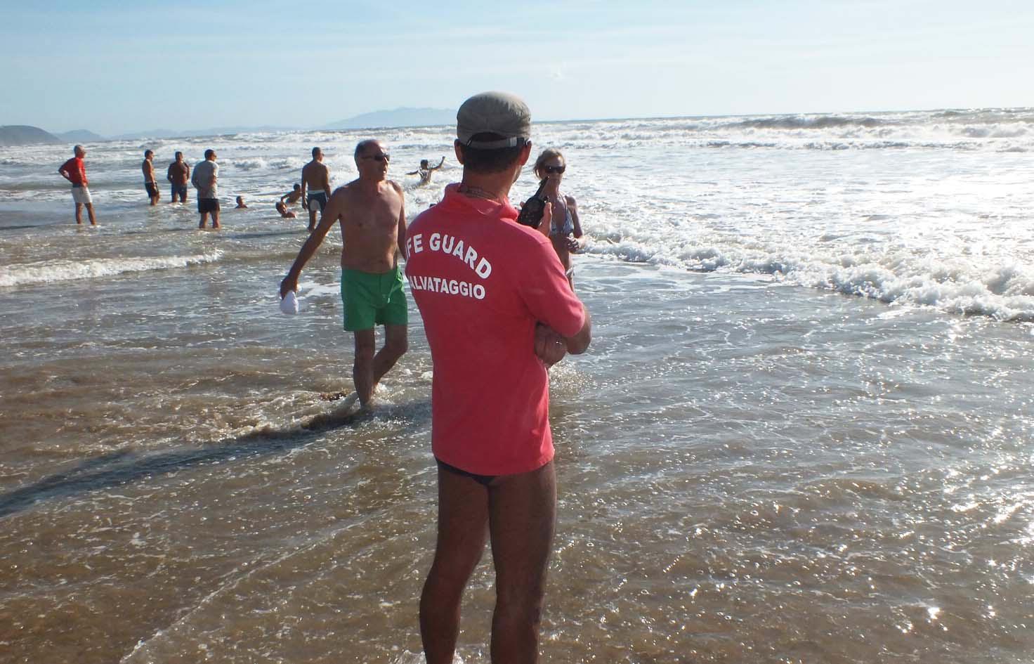 Un bagnino sulla spiaggia di San Vincenzo