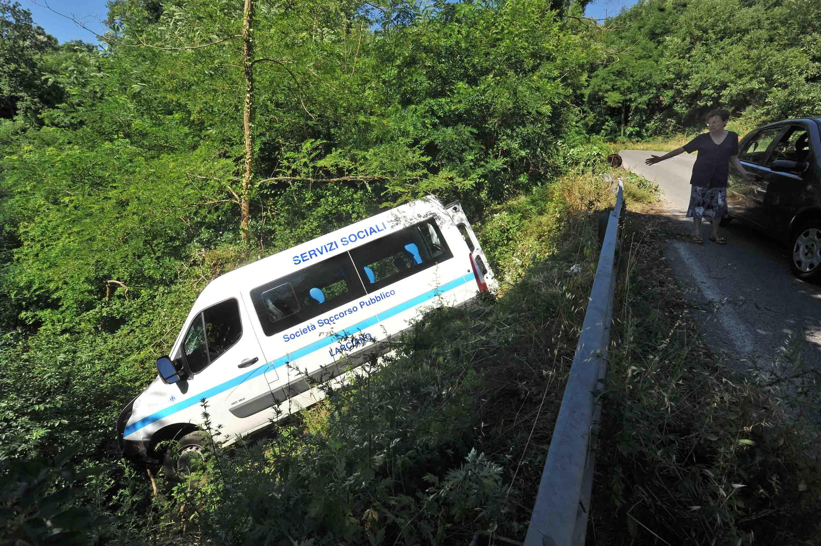Il pulmino finito fuori strada (Foto Gori)