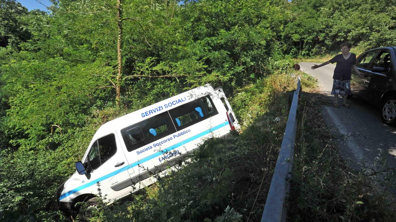 Il pulmino finito fuori strada (Foto Gori)