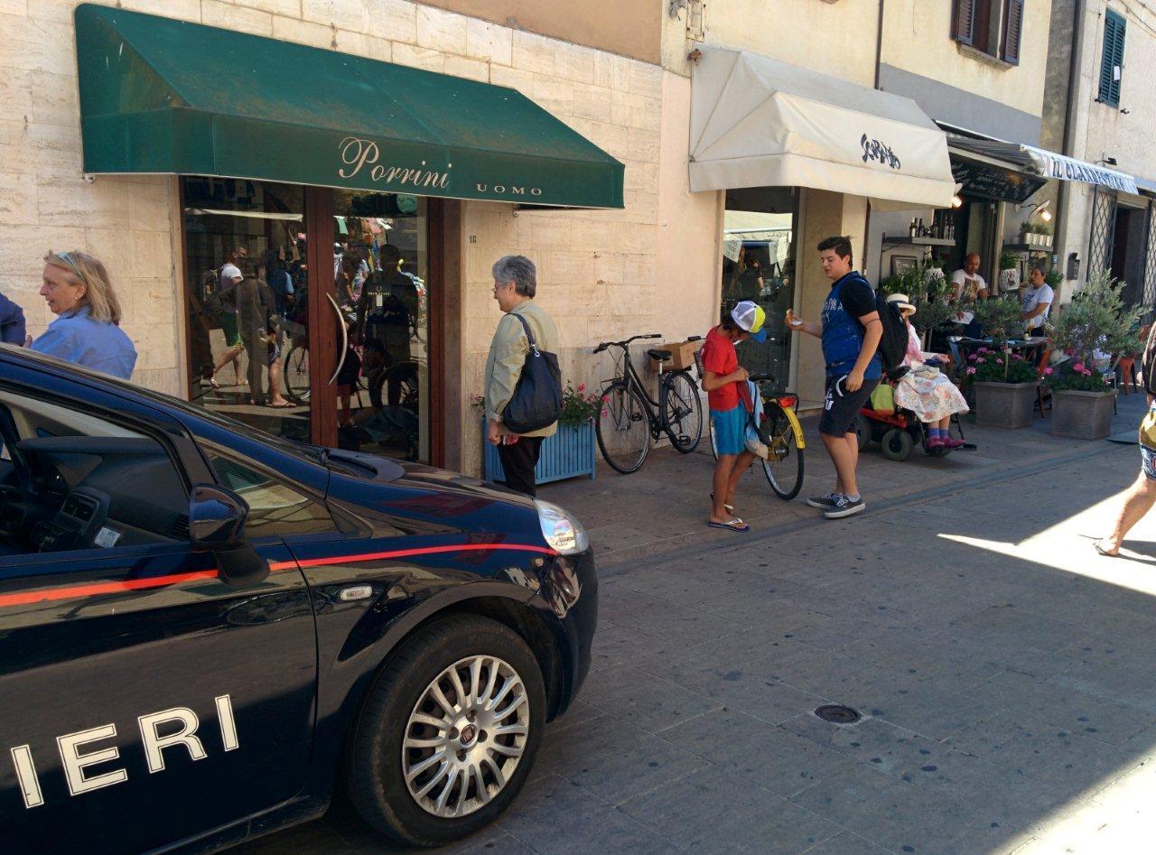 Il sopralluogo dei carabinieri nel negozio svaligiato a Castiglione