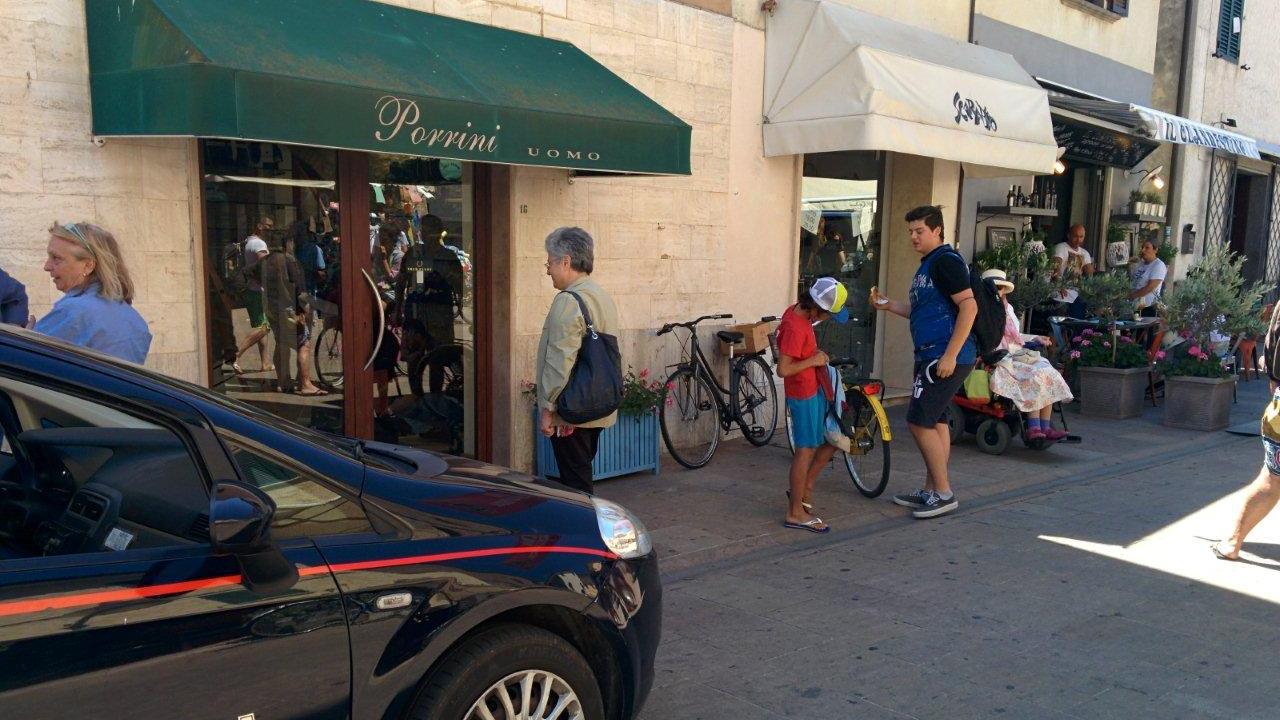 Il sopralluogo dei carabinieri nel negozio svaligiato a Castiglione