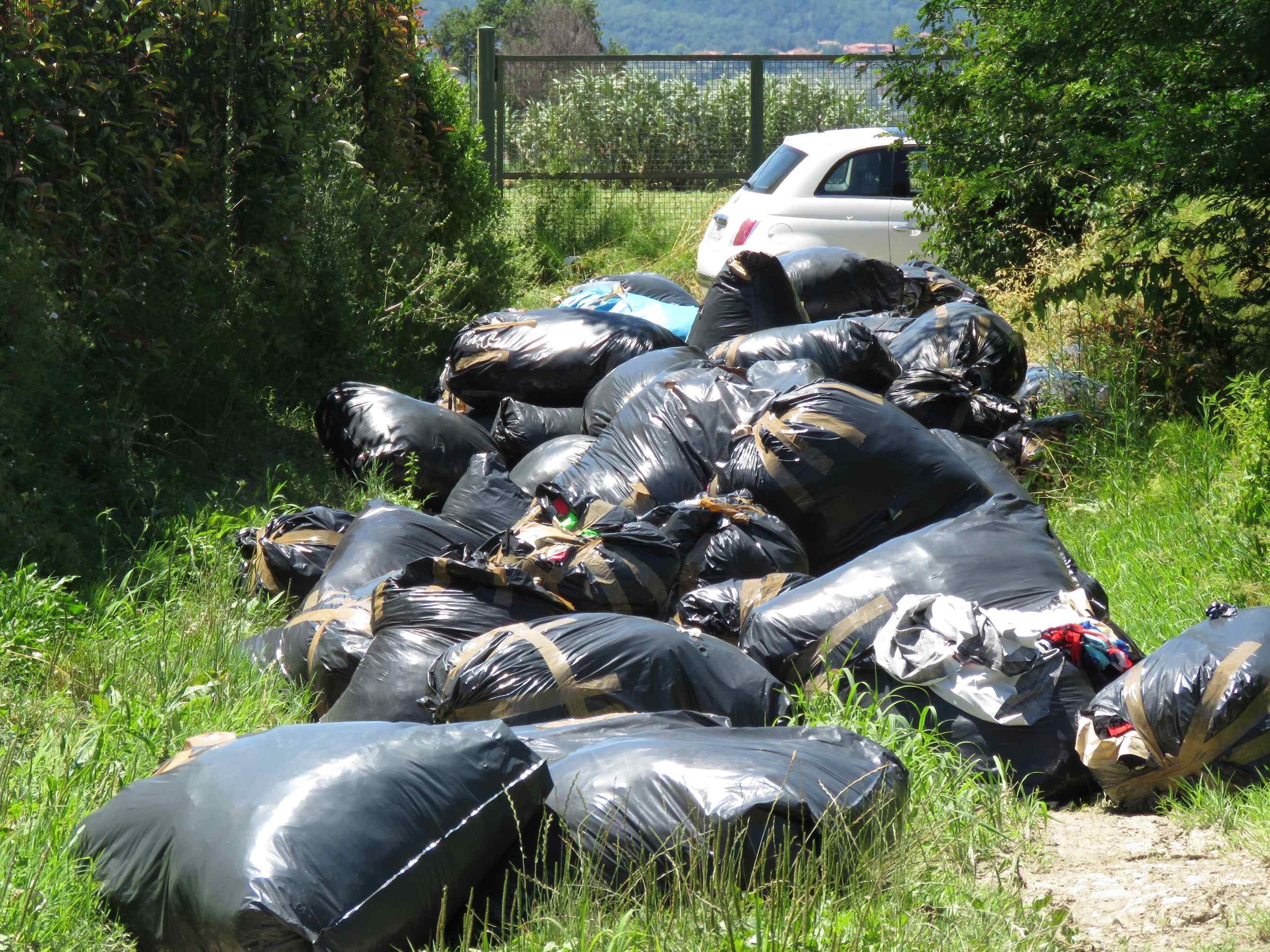 I sacchi di scarti tessili occludono il passaggio in via Miccine a San Giorgio (foto Batavia)