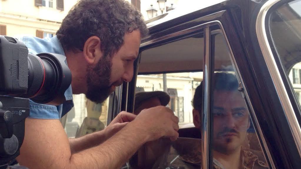 Il regista Michele Gagliani e all'interno dell'auto Giuseppe Bulla