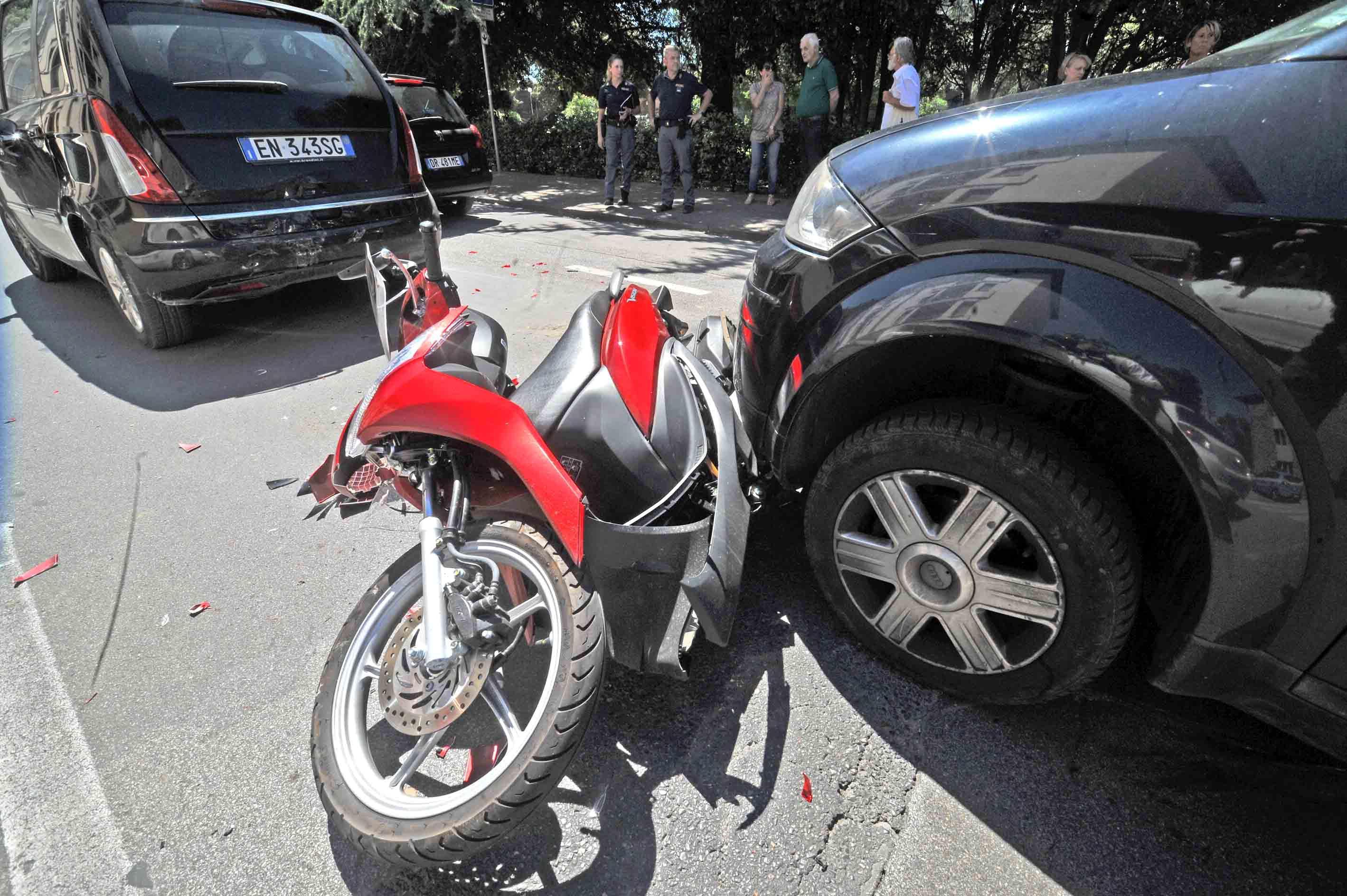Lo scooter Honda a terra dopo l'incidente (foto Gori)