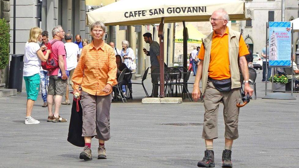 Turisti per le vie di Pistoia (Foto Gori)