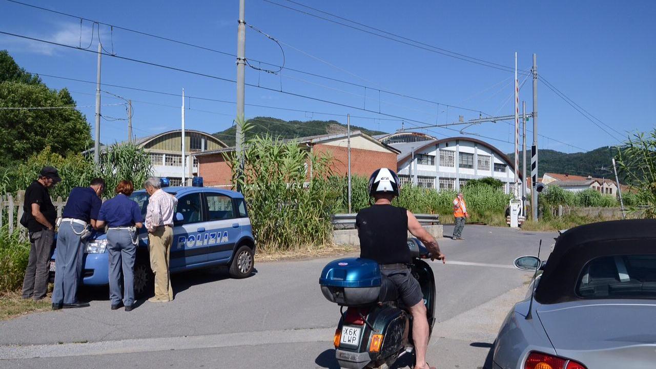 Il passaggio a livello di Bozzano dove è avvenuta la tragedia