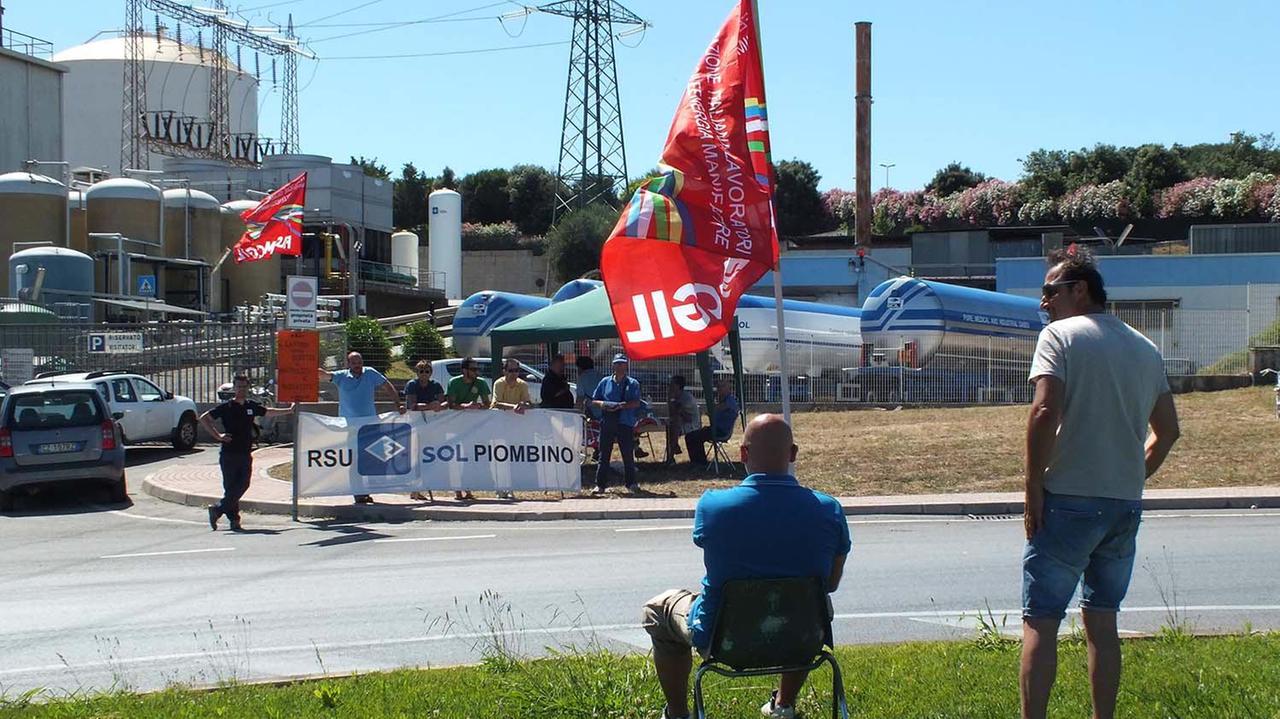 Il presidio della Flctem Cgil davanti alla Sol