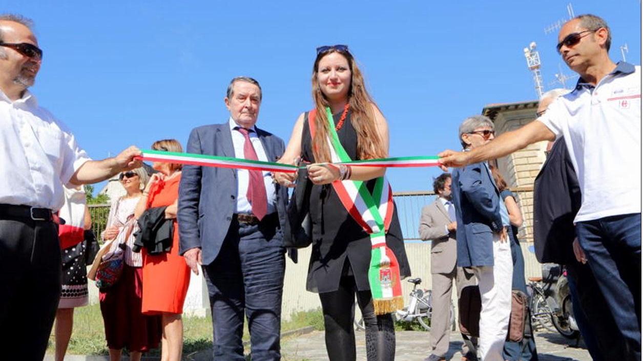 La vicesindaco Stella Sorgente taglia il nastro, accanto a lei il commissario dell'Authoirity Giuliano Gallanti (Marzi Pentafoto)
