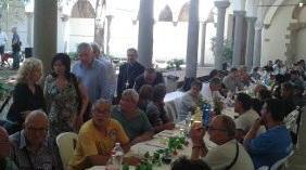 Indigenti a pranzo nel chiostro della chiesa del Carmine