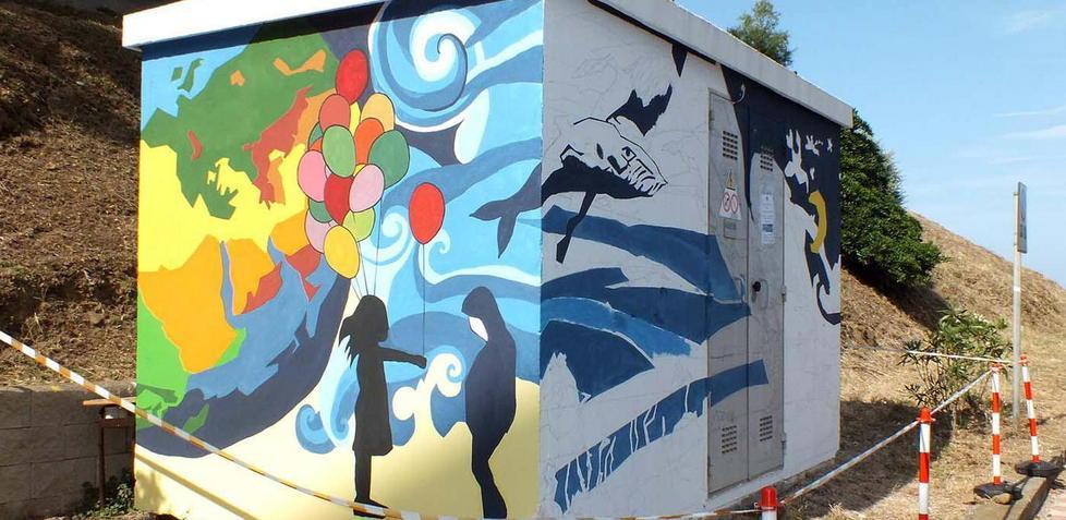 Da cabina Enel ad arte a colori