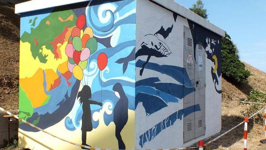 Da cabina Enel ad arte a colori