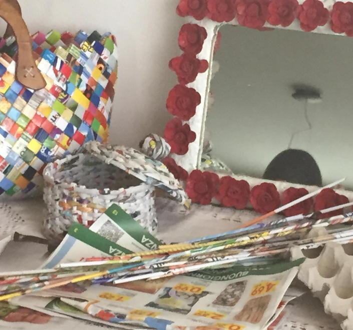 Borse, cesti e cornici dalla carta di giornali, patatine oppure snack 