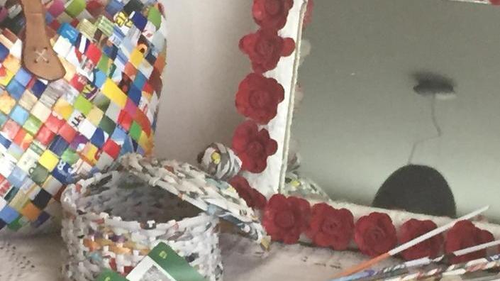 Borse, cesti e cornici dalla carta di giornali, patatine oppure snack
