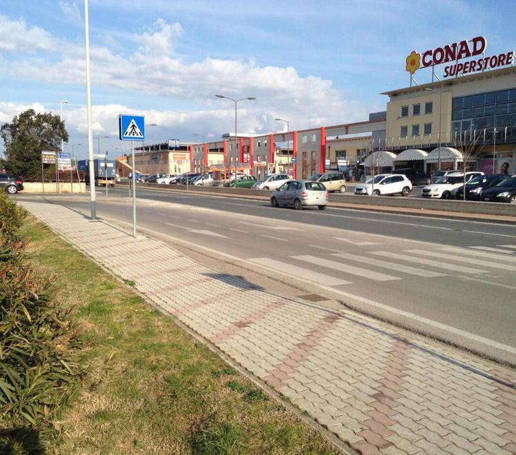 Via ai lavori per la rotatoria nella zona commerciale 