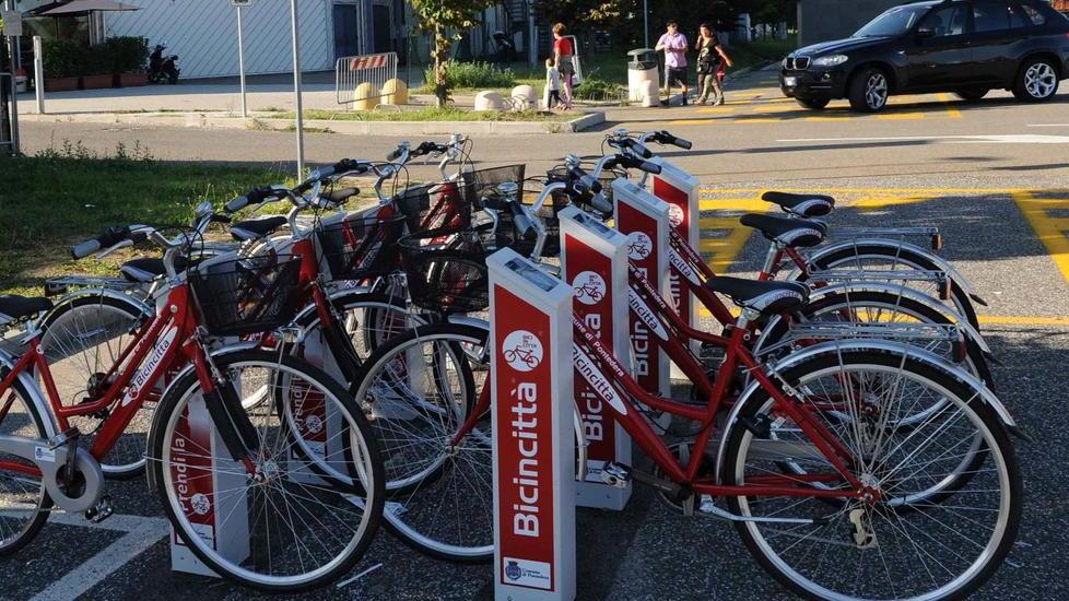 Arriva una stazione con ricarica per bici elettriche