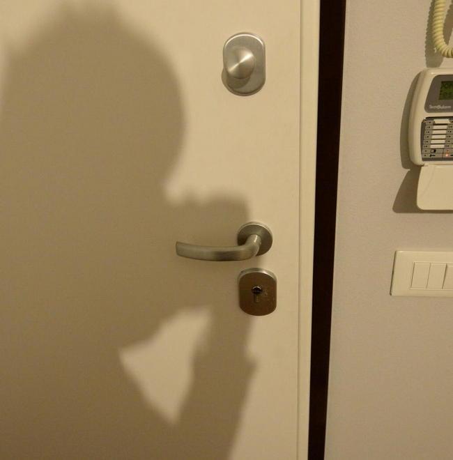 Forzano la porta blindata e rubano oro e gioielli